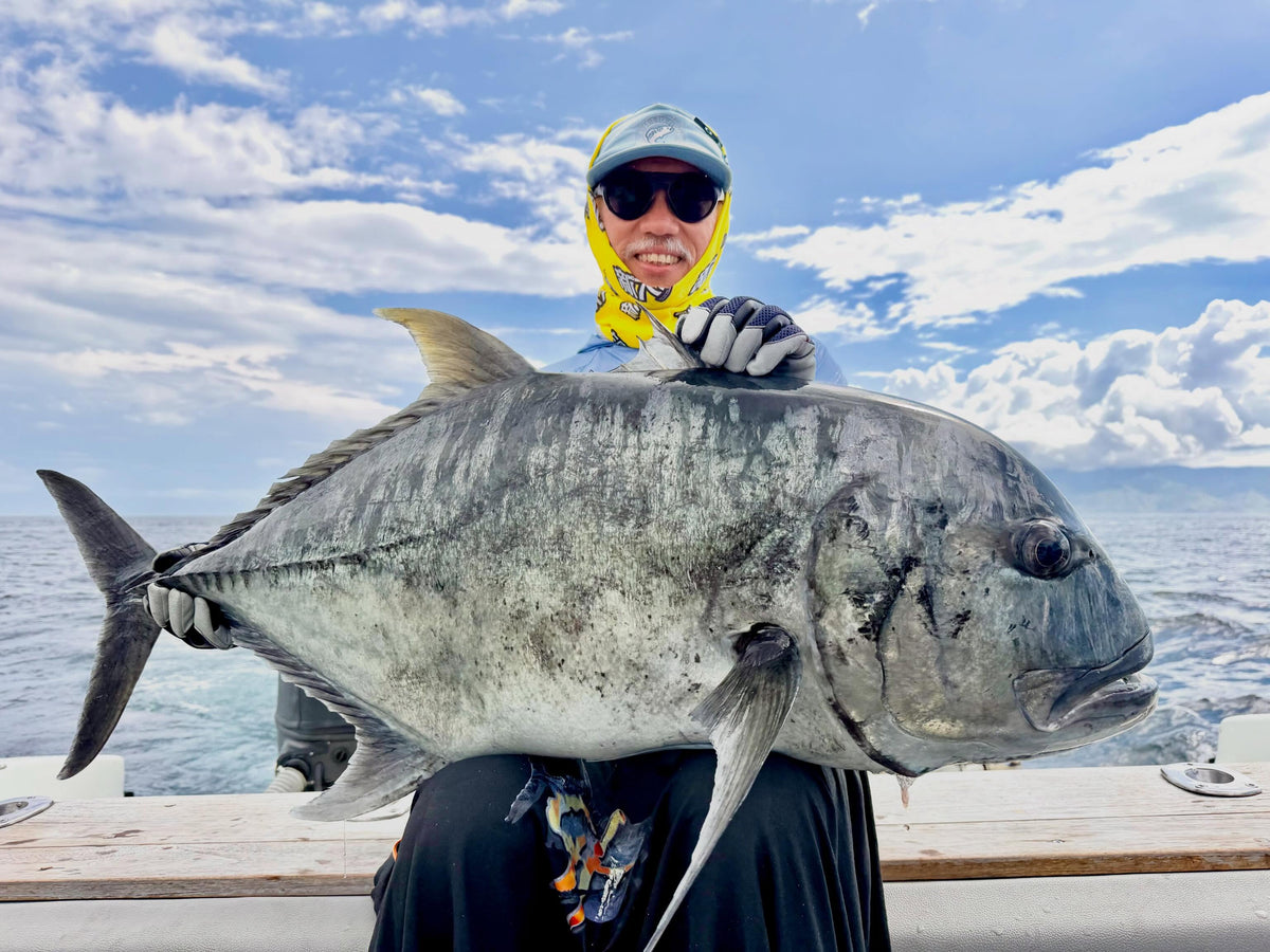 NÀrbild pÄ Giant Trevally efter en intensiv fight i Komodo.
