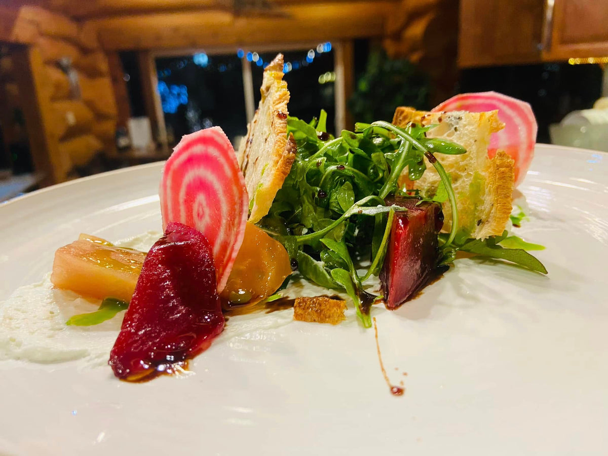 Gourmetsallad med ruccola, färgade betor, brödkrisp och vit sås-perfekt energi efter en lyckad fiskeresa för sportfiskare.