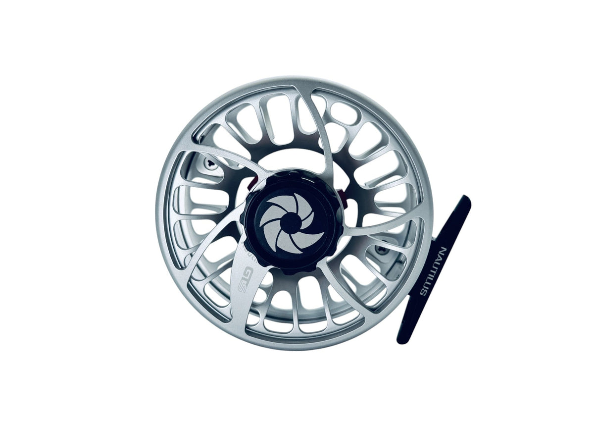 SIlver GTR Reel flugfiskerulle med öppet ekermönster, svart centrum och NAUTILUS-handtag. Perfekt för fiskeäventyr.