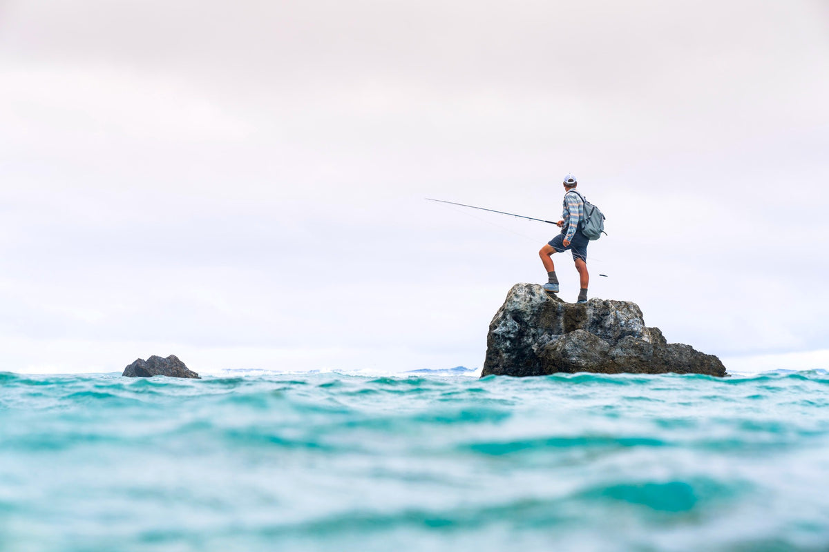 Guide spanar efter bonefish på flatsen i Franska Polynesien