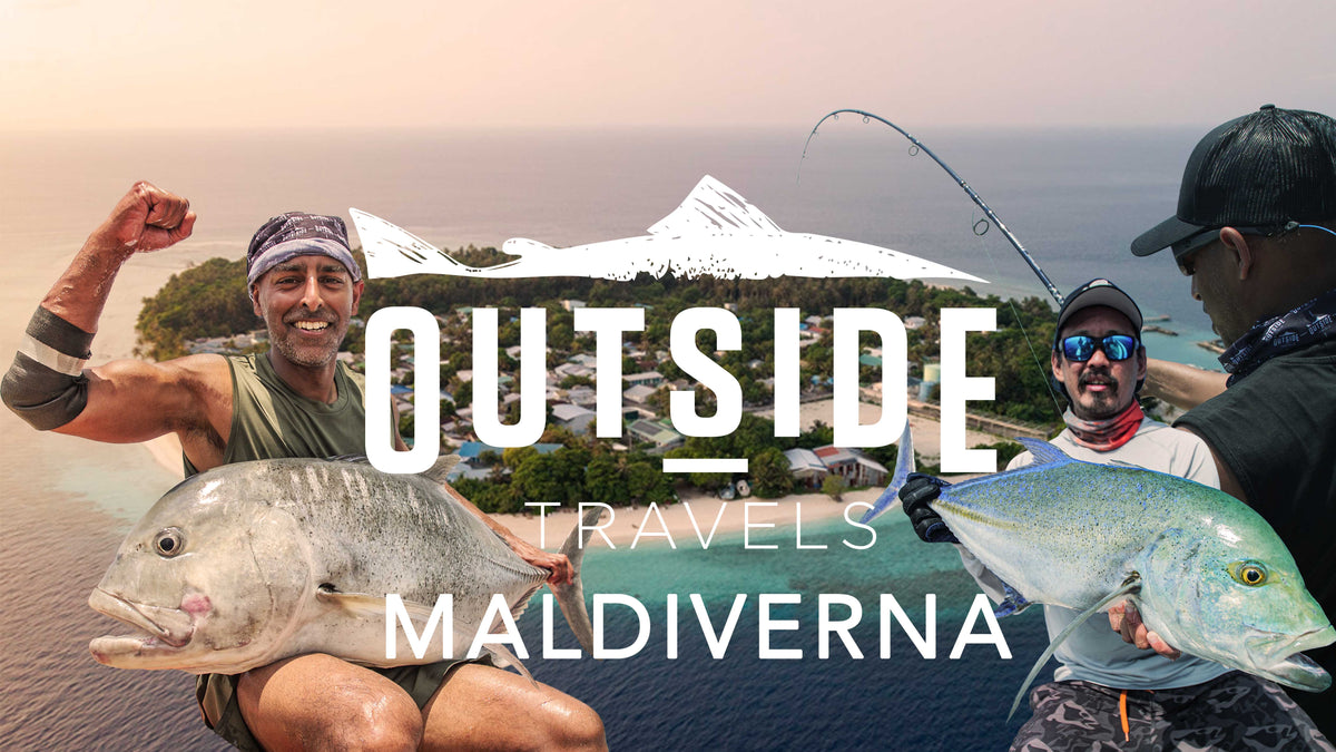 Två leende sportfiskare håller stora fiskar framför en tropisk ö. Text: OUTSIDE Travels MALDIVERNA och vit bergsikon ovan.