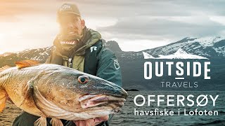 Person i friluftskläder håller stor fisk vid snötäckta fjäll och vatten. Text: OUTSIDE TRAVELS OFFERSØY havsfiske i Lofoten.