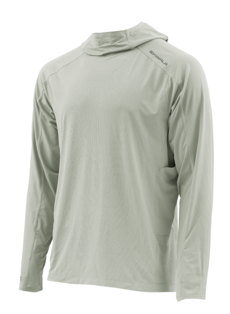 Skwala Fishing Sol Defense Hoody i ljusgrått, långärmad med UPF-skydd. Perfekt för flugfiske och resor. Sitka-logga på axeln.