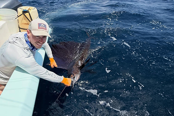 Sailfish fångad på costa rica  av en glad sportfiskare med fiskeresa