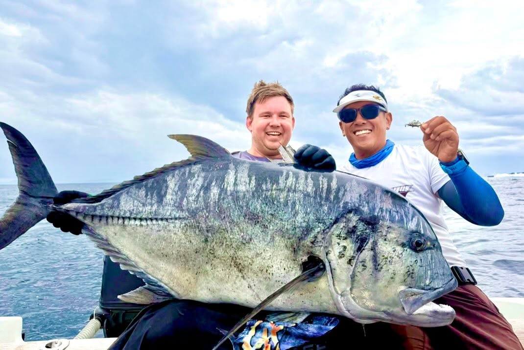 Stor Giant Trevally (GT) fångad under popping i Komodo.