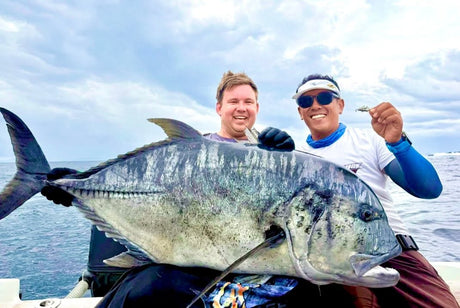 Stor Giant Trevally (GT) fångad under popping i Komodo.