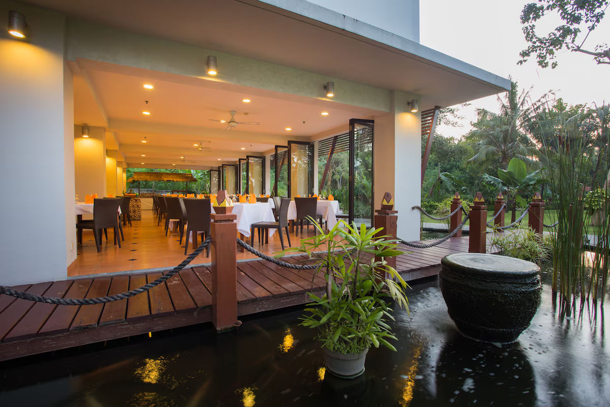 Frukost och restaurang på Bintang Flores Hotel i Labuan Bajo.