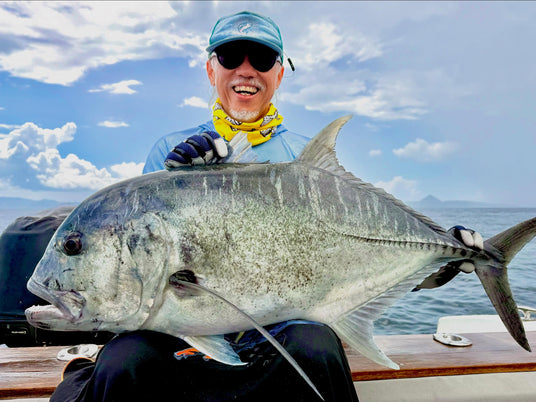 Sportfiskare med Giant Trevally (GT) fångad under en fiskeresa till Komodo i Indonesien.