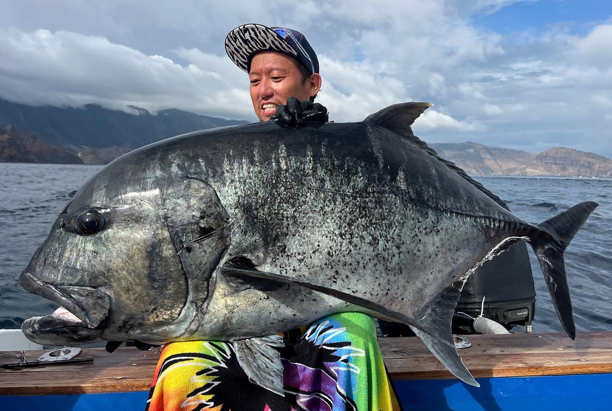 Närbild på Giant Trevally fångad under poppingfiske i Komodo.