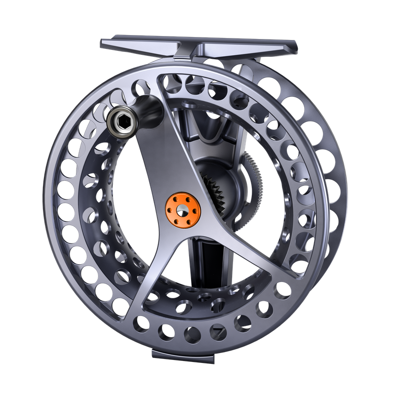 Force -7+ SL flugfiskerulle i aluminium med stor spole, runda hål och orange handtag, perfekt för sportfiskeäventyr.