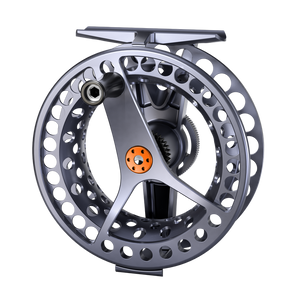 Force -7+ SL flugfiskerulle i aluminium med stor spole, runda hål och orange handtag, perfekt för sportfiskeäventyr.